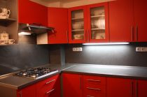 Červená rohová kuchyně Formát
