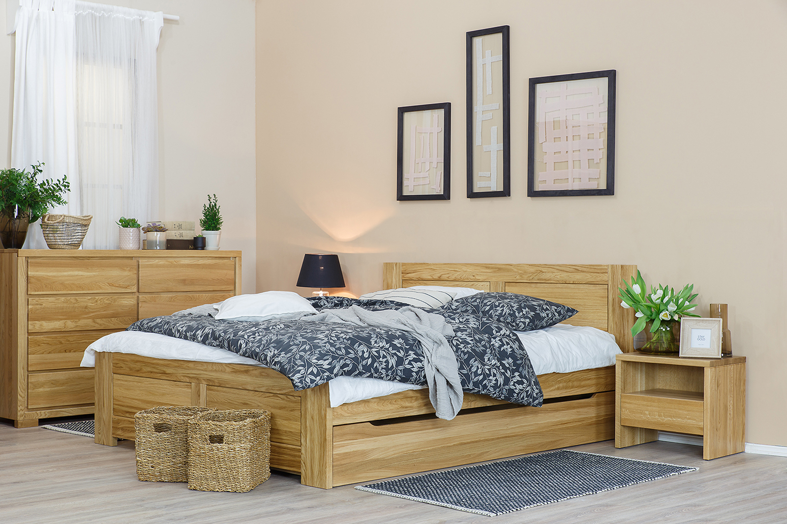 Ložnice z dubového dřeva s postelí s úložným šuplíkem