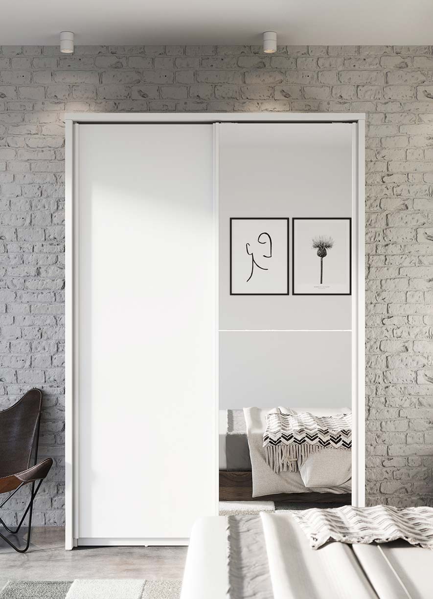 Bílá šatní skříň s posuvnými dveřmi a zrcadlem Miarti 21