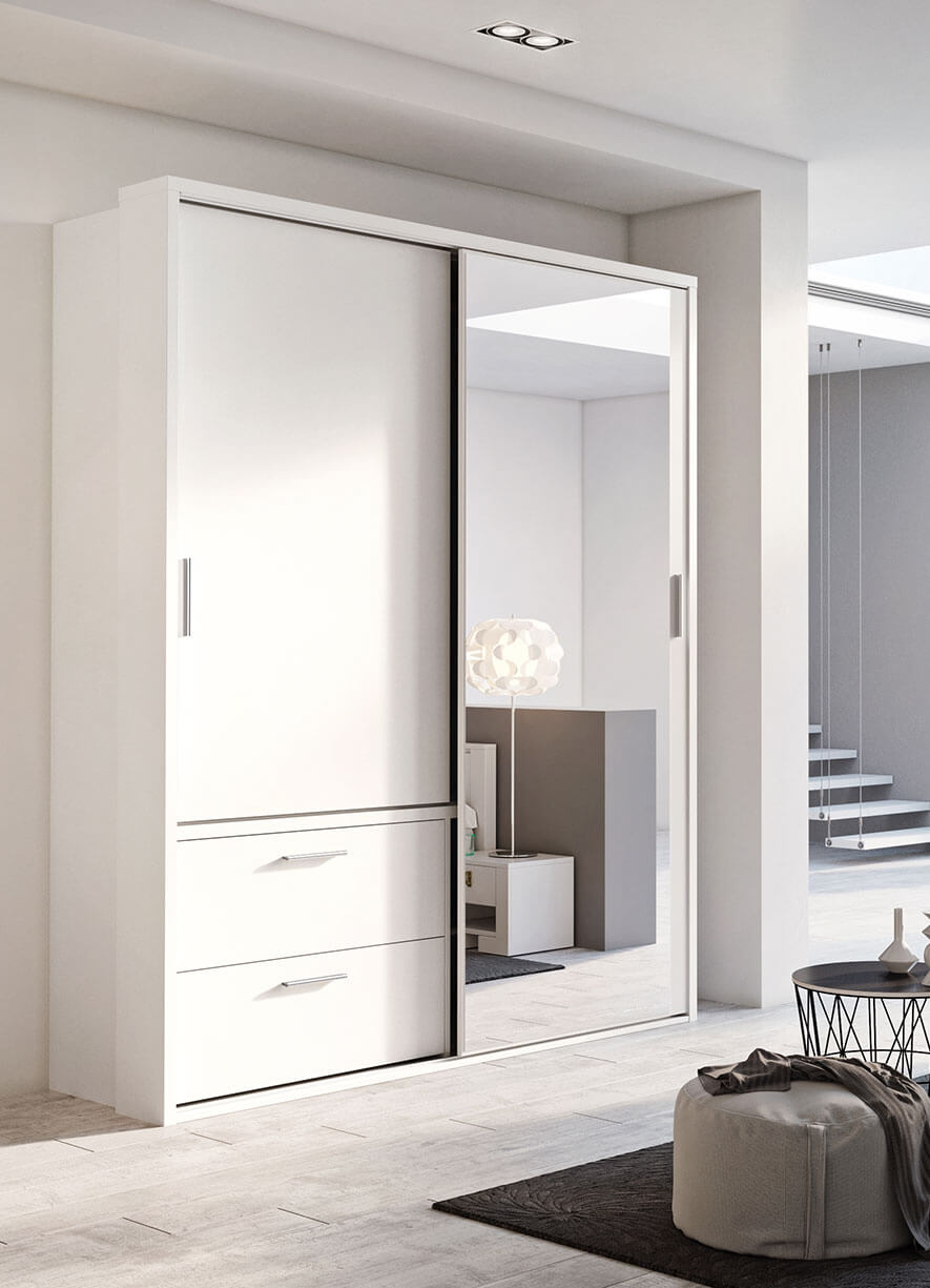 Bílá šatní skříň s posuvnými dveřmi zrcadlem Miarti 22